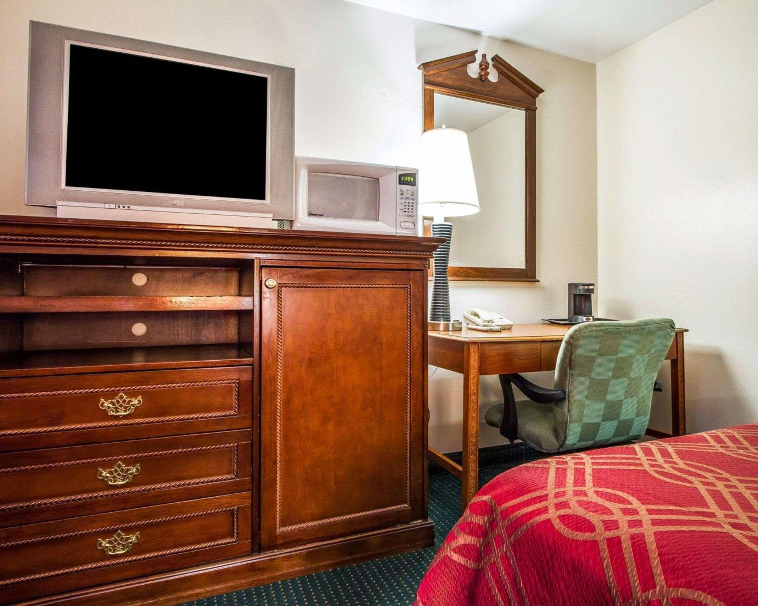 Rodeway Inn & Suites Brunswick Near Hwy 1 Extérieur photo
