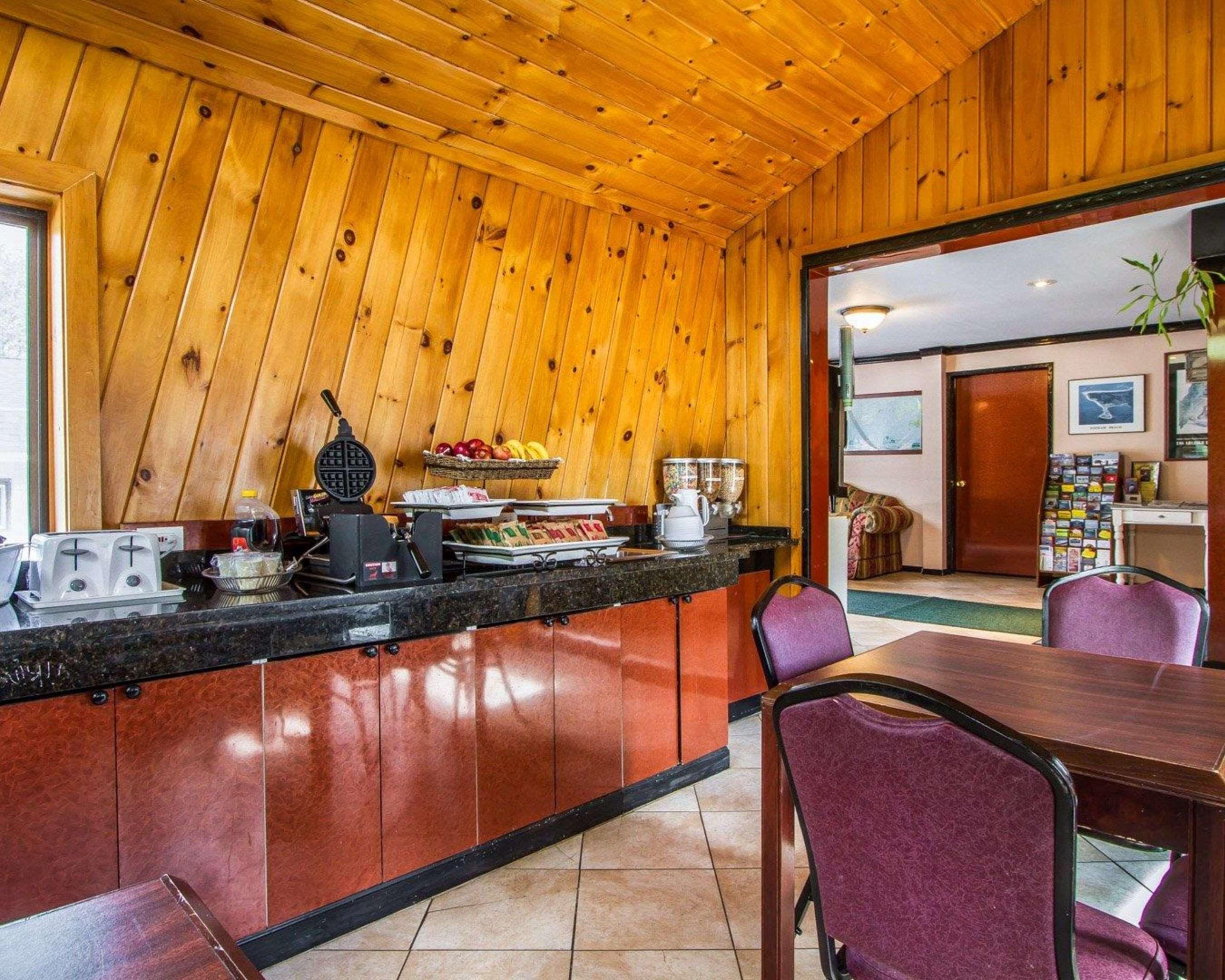 Rodeway Inn & Suites Brunswick Near Hwy 1 Extérieur photo
